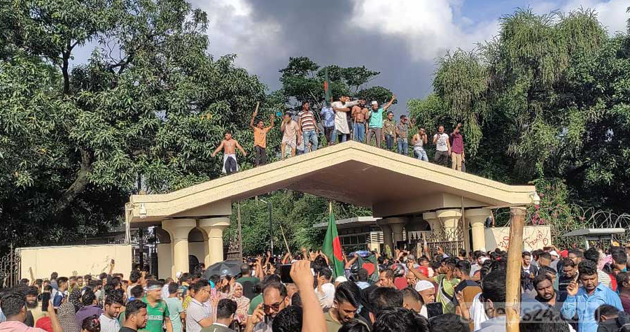 জনতার দখলে গণভবন